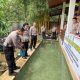 Kasat Lantas Polres Tapsel, AKP Danil Saragih, bersama jajaran saat menabur ribuan benih ikan nila di Kolam Satpas dalam rangka gerakan Nasional Merah Putih menuju swasembada pangan berkelanjutan