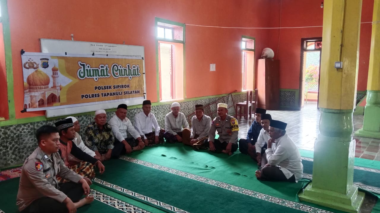 Personel Polsek Sipirok saat menampung aspirasi dan keluhan masyarakat ataupun jamaah Masjid At Taqorrub seputar persoalan judi online dan narkoba