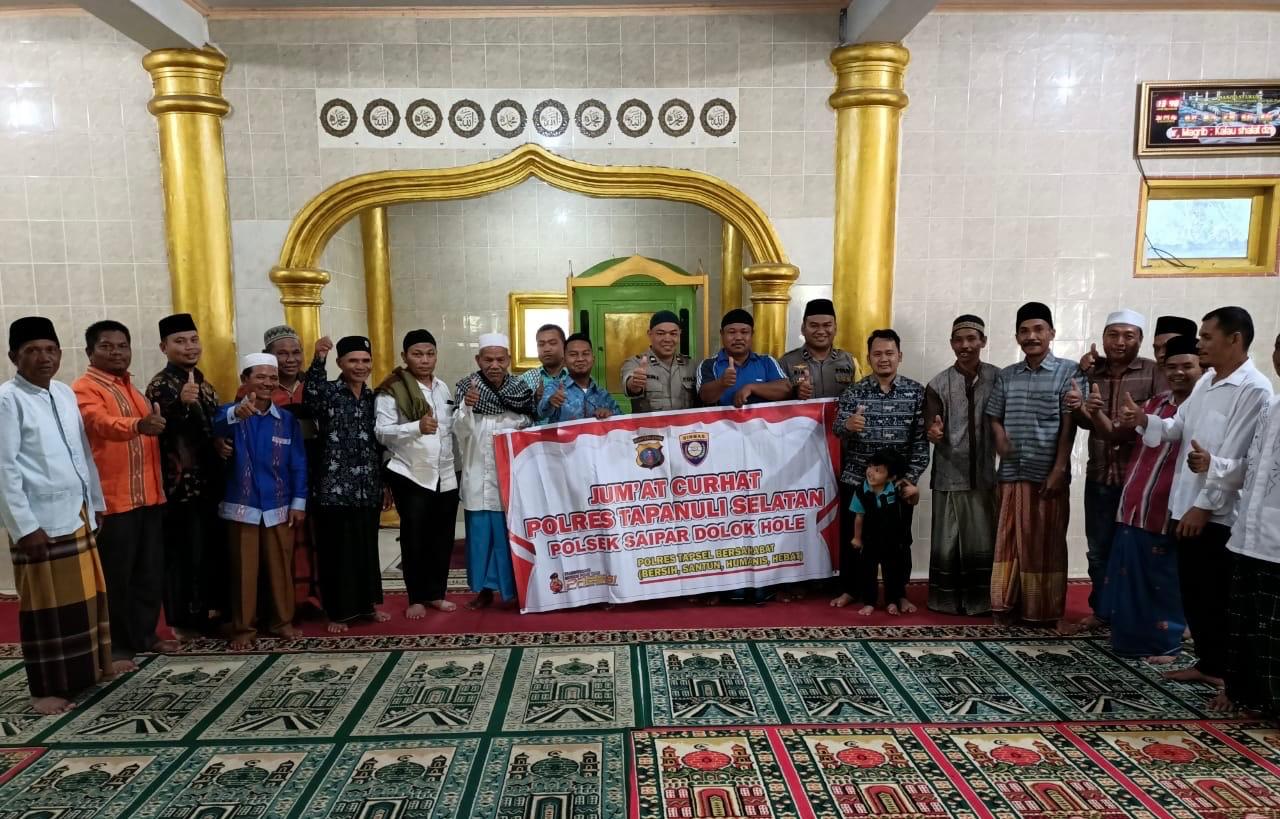 Personel Polsek SD Hole saat menggelar Jumat Curhat di Masjid Al Ikhlas di Desa Sidapdap Simanosor guna menampung berbagai aspirasi dan keluhan masyarakat