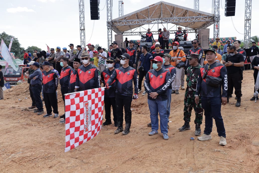 AKBP Yasir Ahmadi didampingi Forkopimda Kabupaten Tapsel dan Paluta saat melepas Race 1 pada even Bhayangkara Motocross Kapolres Cup