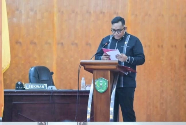 Ketua Fraksi PDIP DPRD Padangsidimpuan, M Fajar Dalimunthe, saat rapat paripurna beragenda penyampaian nota jawaban dari Pj Wali Kota, Timur Tumanggor, atas pandangan umum 4 Fraksi DPRD terkait R-APBD Kota Padangsidimpuan TA 2025