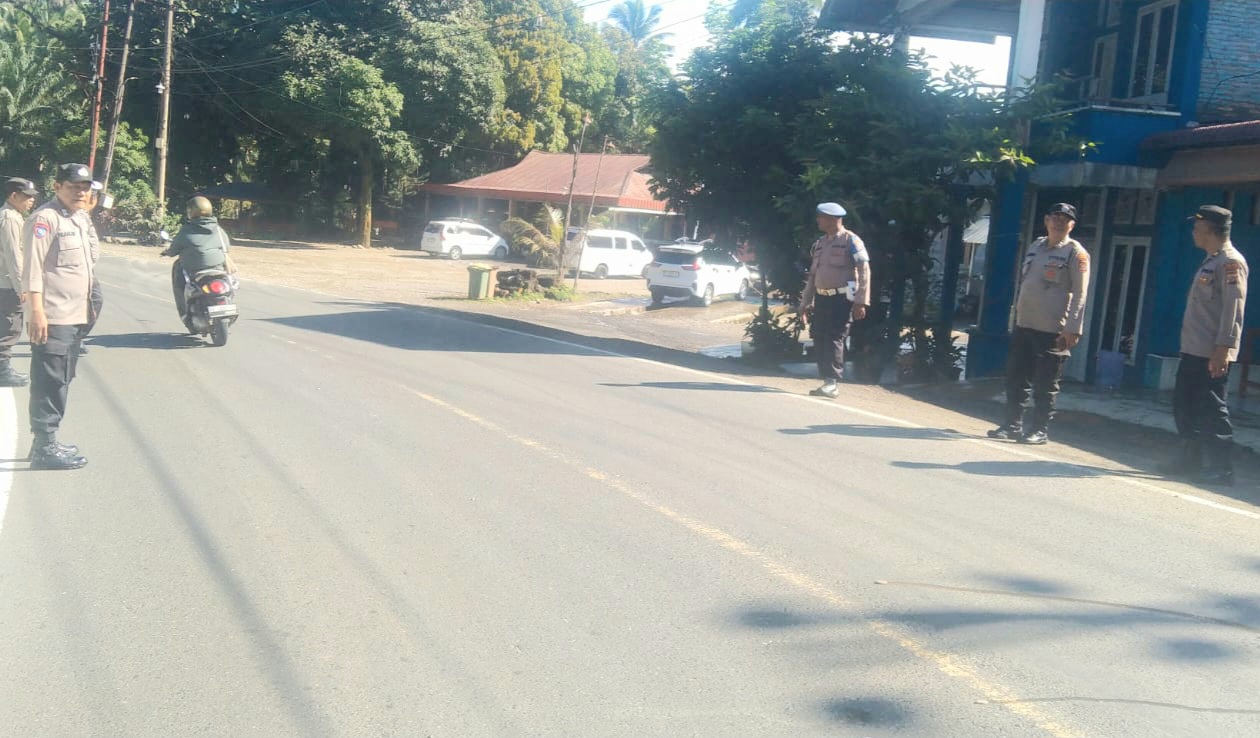 Tampak sejumlah personel Pos Pam KRYD Parsariran begitu siaga dalam melaksanakan tugas penjagaan dan pengaturan arus lalulintas dalam rangka Operasi Kepolisian terpusat Lilin Toba 2024