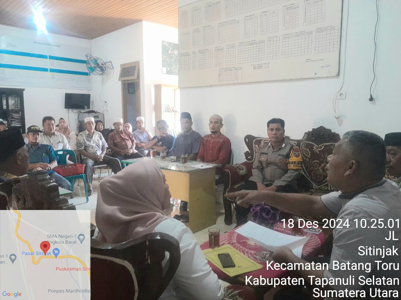 Aiptu Salman Pulungan, Bhabinkamtibmas Polsek Batang Toru, saat menghadiri rapat membahas mosi tidak percaya yang diberikan masyarakat terhadap Kepling IV, Kelurahan Sitinjak, Kecamatan Angkola Barat, Kabupaten Tapanuli Selatan