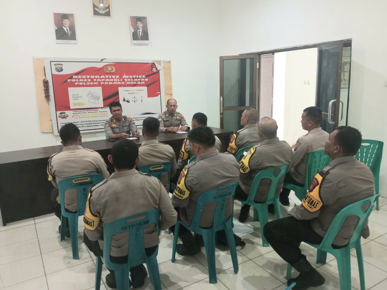 Kapolsek Padang Bolak, AKP Muallim Harahap, SH, didampingi Ps Kanit Binmas, Aiptu Dion Z Ginting Munthe, saat mengumpulkan dan memberikan arahan kepada seluruh Bhabinkamtibmas