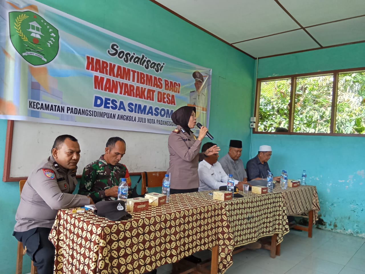 Kapolsek Hutaimbaru, AKP Ida Meri, saat menyampaikan sosialisasi terkait Kamtibmas kepada masyarakat di Desa Simasom