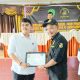 Ketua DPC Granat Kota Padangsidimpuan, Ady Syahputra Husni Nasution, menyerahkan Piagam penghargaan ke personel Sat Resnarkoba Polres Padangsidimpuan, Briptu Tomi Siregar, atas dukungannya dalam sosialisasi P4GN ke kalangan pemuda dan pelajar