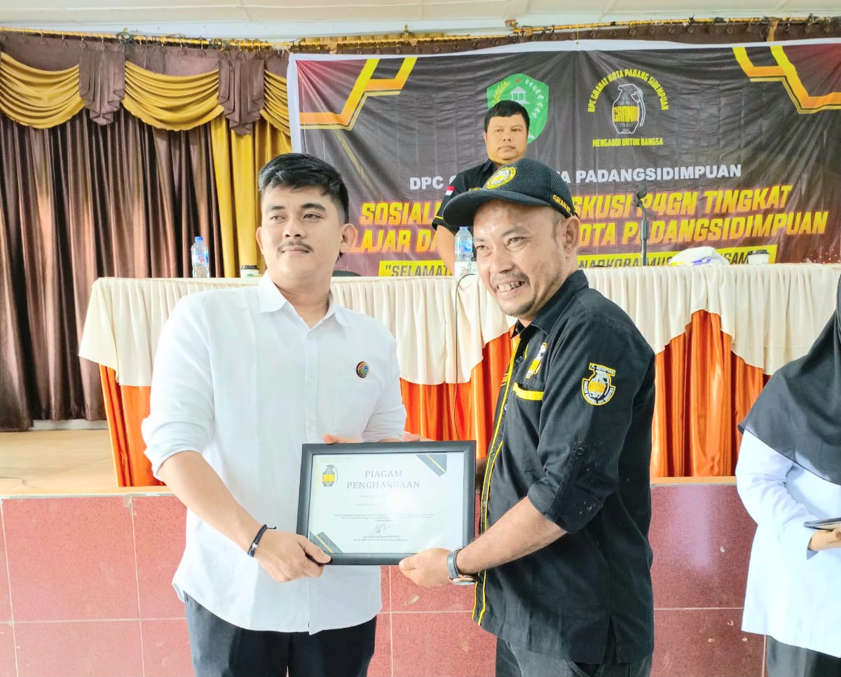 Ketua DPC Granat Kota Padangsidimpuan, Ady Syahputra Husni Nasution, menyerahkan Piagam penghargaan ke personel Sat Resnarkoba Polres Padangsidimpuan, Briptu Tomi Siregar, atas dukungannya dalam sosialisasi P4GN ke kalangan pemuda dan pelajar