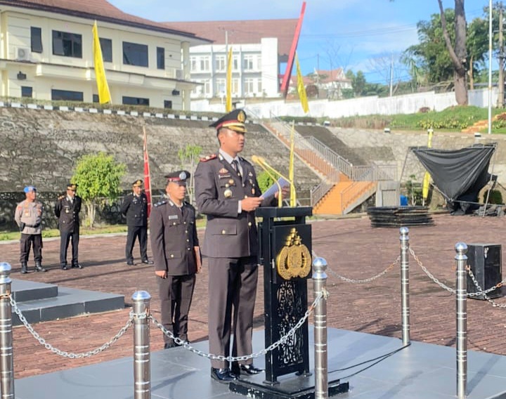 Waka Polres Tapsel, Kompol Rapi Pinakri, saat membacakan amanat Presiden RI, Prabowo Subianto, dalam peringatan Upacara Hari Bela Negara ke-76