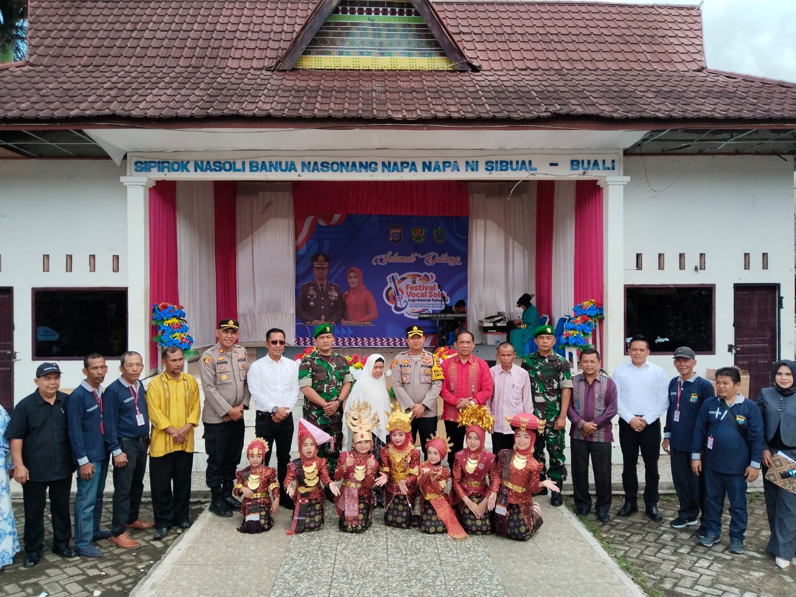 Waka Polres Tapsel, Kompol Rapi Pinakri, dan jajaran, berfoto bersama saat pembukaan Festival vocal solo lagu daerah Tabagsel