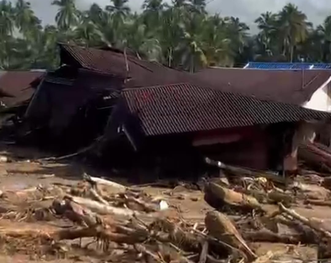 Suasana banjir bandang yang menerjang Desa Kota Tua, Kecamatan Tantom Angkola, Kabupaten Tapsel