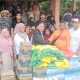 Bupati-Wakil Bupati terpilih, Gus Irawan Pasaribu-Jafar Syahbuddin Ritonga, yang diwakilkan Jafar Syahbuddin Ritonga beserta Sekretaris DPC Partai Gerindra Tapsel, Nauli Harahap, dan seluruh rombongan, saat menyalurkan bantuan bahan makanan pokok ke perwakilan masyarakat yang terdampak banjir di Desa Kota Tua, Kecamatan Tantom Angkola