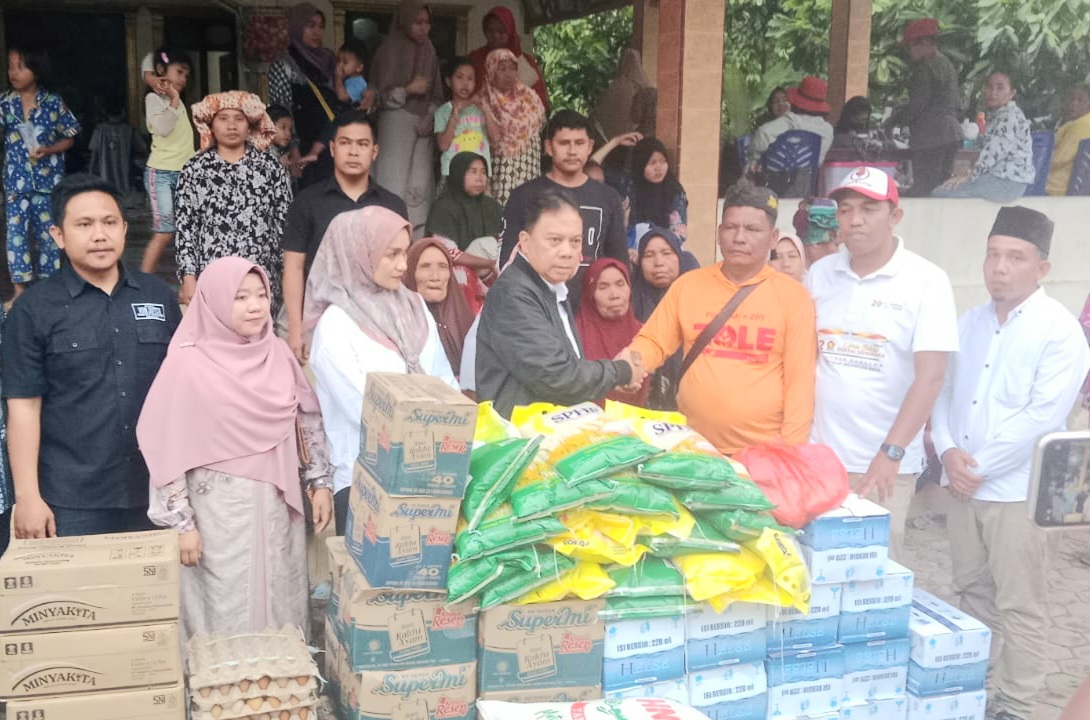 Bupati-Wakil Bupati terpilih, Gus Irawan Pasaribu-Jafar Syahbuddin Ritonga, yang diwakilkan Jafar Syahbuddin Ritonga beserta Sekretaris DPC Partai Gerindra Tapsel, Nauli Harahap, dan seluruh rombongan, saat menyalurkan bantuan bahan makanan pokok ke perwakilan masyarakat yang terdampak banjir di Desa Kota Tua, Kecamatan Tantom Angkola