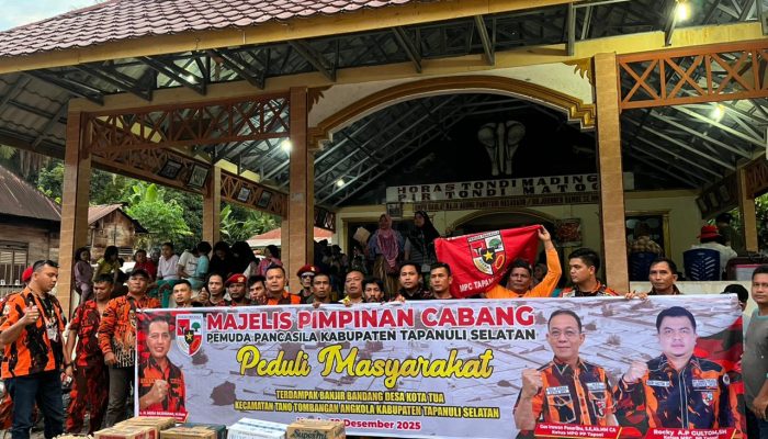 Wujud Empati, MPC PP Tapsel Terjun Beri Bantuan ke Korban Banjir Bandang di Kota Tua
