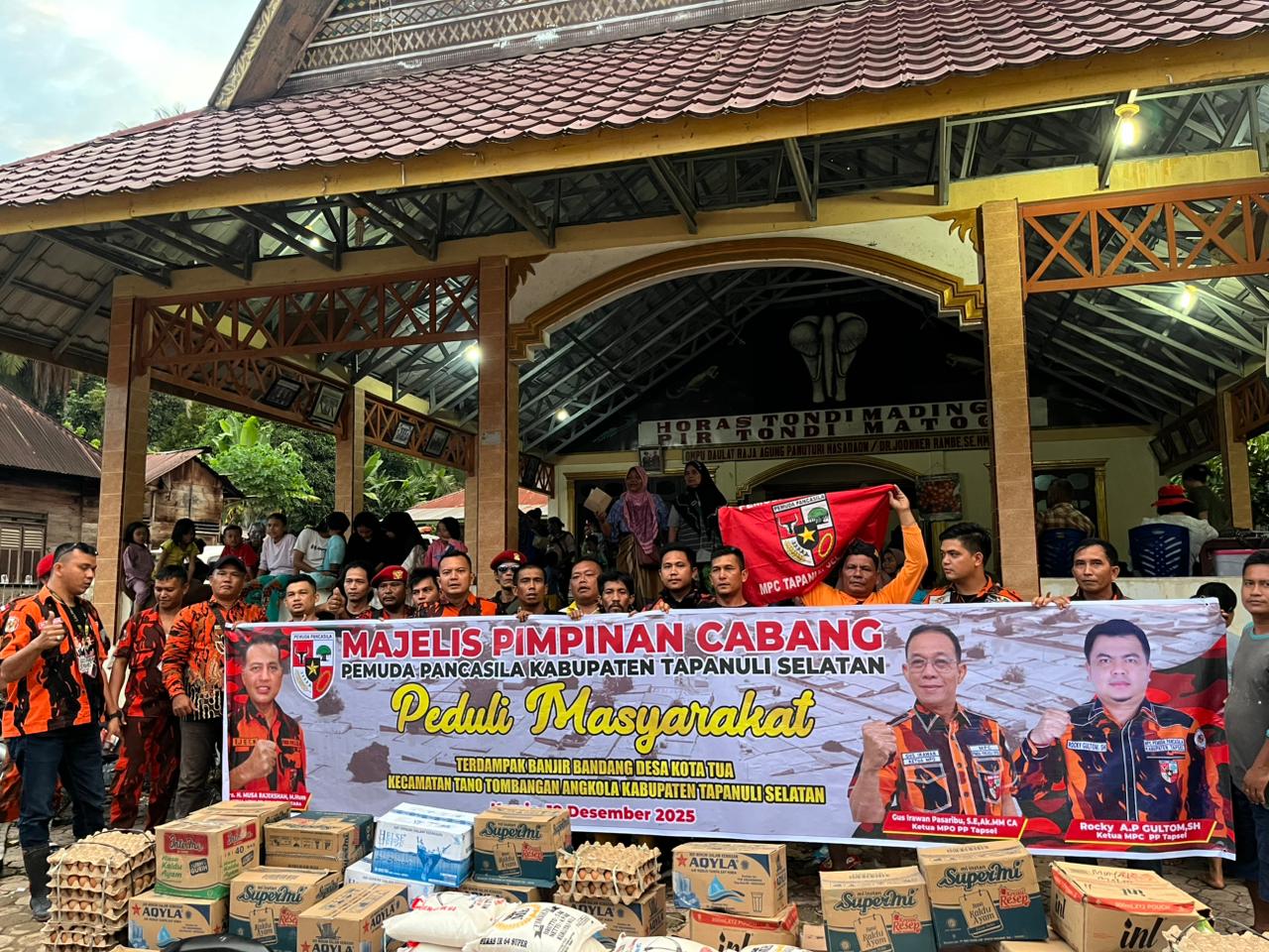 Ketua MPC PP Tapsel, Rocky AP Gultom, diwakili Ketua Panitia Penyaluran Bantuan, Riski Abadi Rambe, dan segenap Pengurus, menyalurkan bantuan berupa bahan makanan pokok kepada masyarakat yang menjadi korban terdampak banjir di Desa Kota Tua, Kecamatan Tantom Angkola
