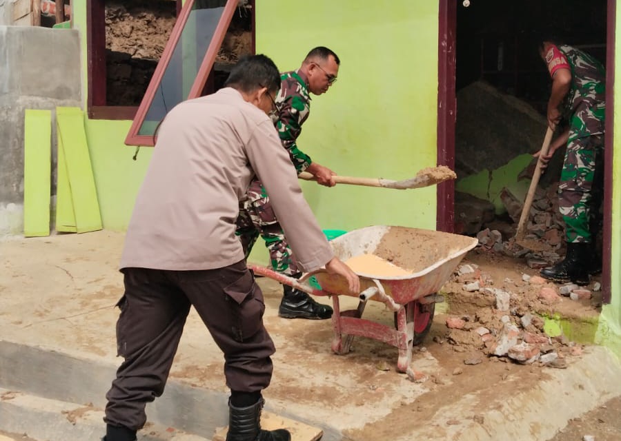 Bhabinkamtibmas Polsek Sipirok dan Babinsa menggelar gotongroyong membersihkan material Ruang Kantor MIS Baitul Hikmah Al Zain yang sempat jebol