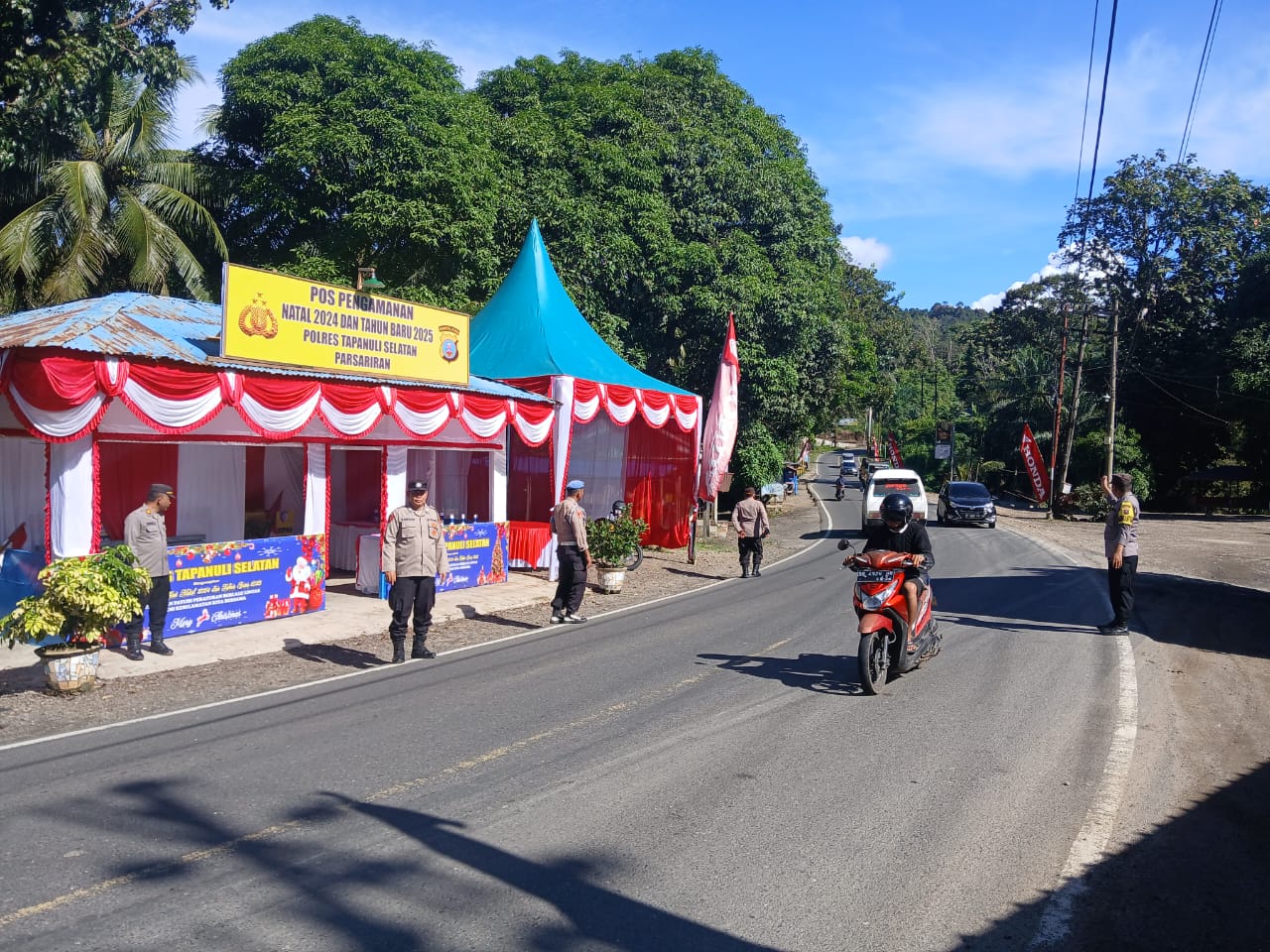 Petugas Pos Pam KRYD Parsariran tampak siaga melakukan tugas pengamanan menjelang perayaan Nataru