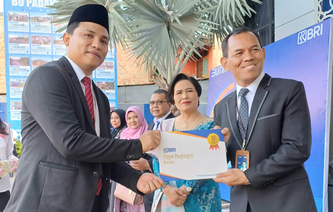 Kepala Cabang Pembantu BRI Padangsidimpuan, Fahrizzu, saat memberikan reward Sertifikat penghargaan secara simbolis kepada satu dari dua karyawan yang telah mengabdi selama 30 tahun, Saniova Tarigan