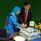 Kepala Cabang Pembantu PT BRI Cabang Padangsidimpuan, Fahrizzu, didampingi istri saat memotong kue tar yang merupakan bagian dari acara puncak HUT ke-129 PT BRI