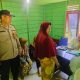 Personel Polsek Batang Toru hadir melakukan pengamanan di sela pembagian uang peserta anggota pola kemitraan PIR dengan PT SKL