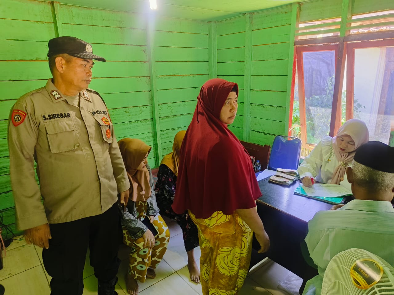 Personel Polsek Batang Toru hadir melakukan pengamanan di sela pembagian uang peserta anggota pola kemitraan PIR dengan PT SKL