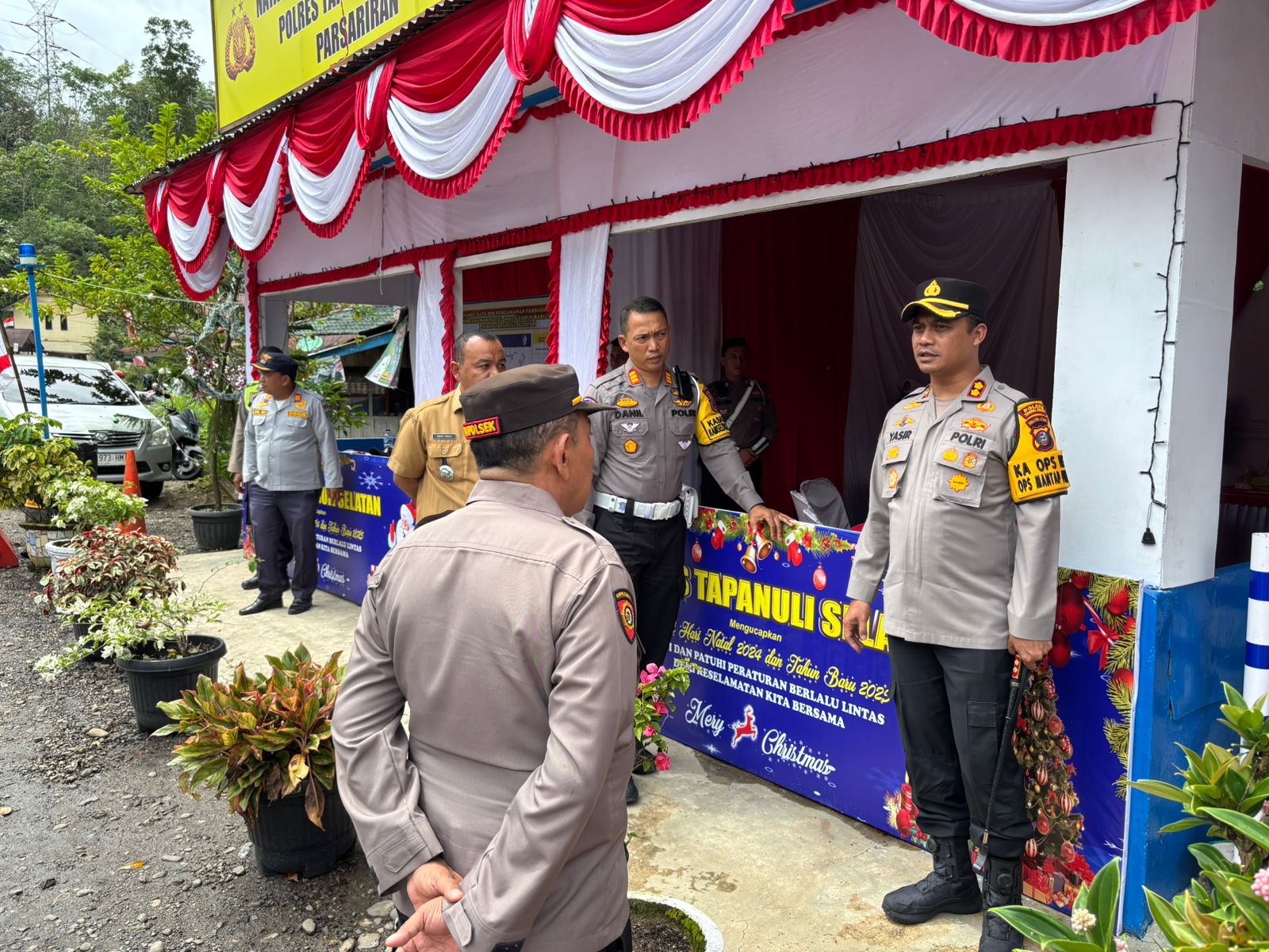 Kapolres Tapsel, AKBP Yasir Ahmadi, didampingi Kasat Lantas, AKP Danil Saragih, saat memberi arahan ke Kapolsek Batang Toru, Iptu RN Tarigan, dan petugas lainnya di Pos Pam Parsiran