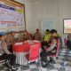 Kasi Propam Polres Tapsel, AKP R Triharjanto, saat berbincang dengan Kanit Reskrim Polsek Sipirok, Ipda Ahmad Juli Nasution, dan anggota lainnya di Pos Yan Batu Jomba