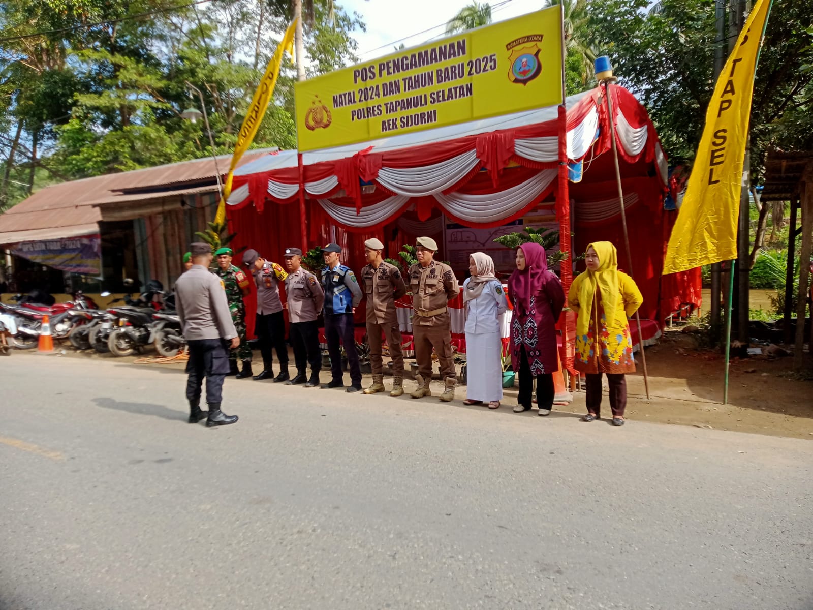 Petugas gabungan tampak siaga melakukan Apel sebelum melaksanakan Gatur Lalin di Pos Pam Aek Sijorni