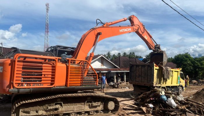 Pemulihan Pasca-banjir, Bupati-Wakil Bupati Tapsel Terpilih Terjunkan Alat Berat dan Truk