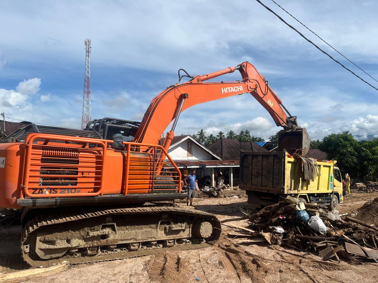 Alat berat serta Truk yang diterjunkan, Gus Irawan Pasaribu dan Jafar Syahbuddin Ritonga (BAGUS1), masih terus beroperasi dalam rangka mempercepat proses pemulihan pasca-banjir di dua Desa di Kecamatan Tantom Angkola yang ikut terdampak banjir bandang