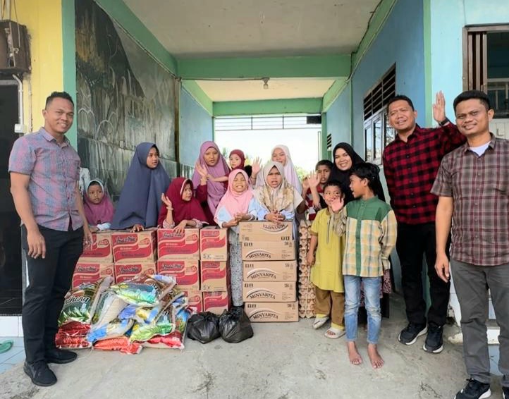 Kanit Tipikor Polres Tapsel, Ipda Saad Mahardian Harahap, dan jajaran, menyalurkan Bansos ke Panti Asuhan Hafizil Yatamu dan Rumah Tahfidz Quran Hayat di Kelurahan Sabungan, Kecamatan Hutaimbaru, Kota Padangsidimpuan, sesuai amanah Kapolres Tapsel, AKBP Yasir Ahmadi
