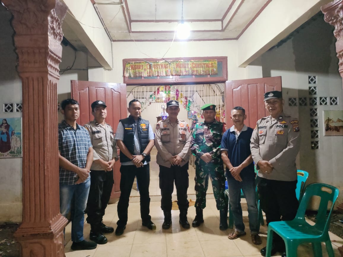Tim Patroli Polres Tapsel saat menyambangi Gereja di wilayah Kecamatan Batang Toru dalam rangka Pam malam tahun baru