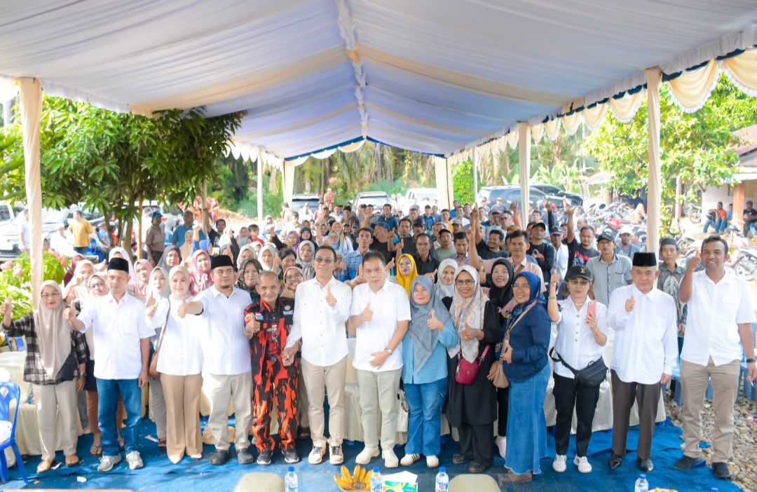 Ketua Tim Pemenangan BAGUS1 Tapsel Kecamatan Batang Toru, Rocky AP Gultom, berfoto bersama Paslon Bupati-Wakil Bupati Tapsel, Gus Irawan Pasaribu-Jafar Syahbuddin Ritonga, beserta Tim Pemenangan lainnya di sela masa kampanye Pilkada serentak 2024