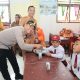 Waka Polres Tapsel, Kompol Rapi Pinakri, saat menyerahkan makanan bergizi sehat gratis ke siswa SDN 101234 Desa Kilang Papan