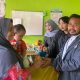 Ketua Kelompok KKN Mahasiswa UMTS, Syahminan Rambe, atau karib disapa Bung Rambe, saat menyerahkan makanan bergizi tambahan ke bayi di sela sosialisasi pencegahan Stunting