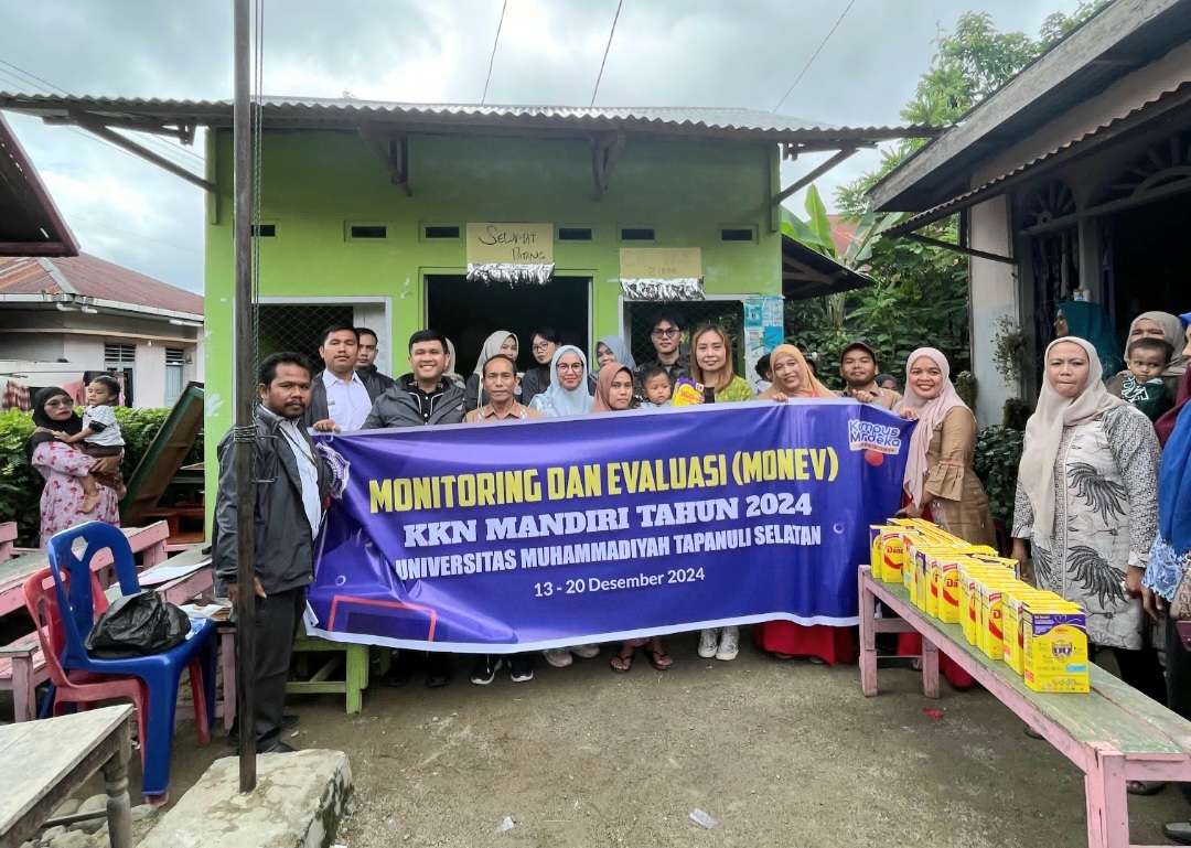 Kelompok Mahasiswa KKN UMTS berfoto bersama Dosen Pembimbing Lapangan serta para narasumber usai sosialisasi terkait pencegahan Stunting di Desa Palopat Pijorkoling