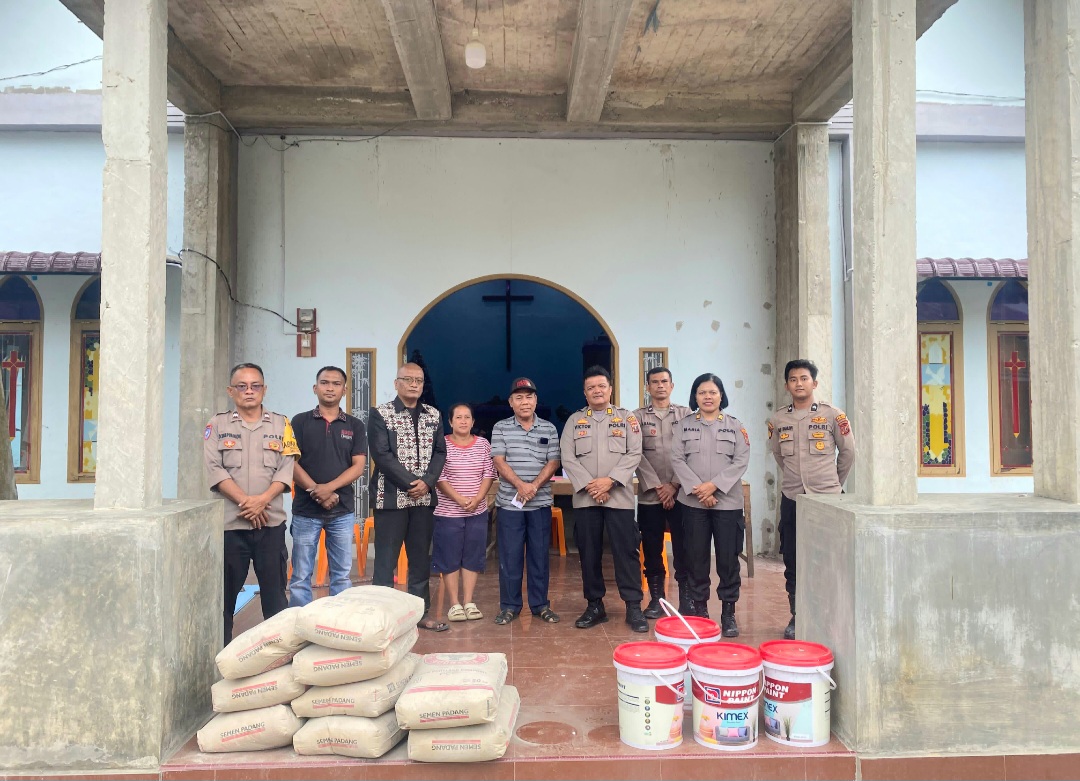 Kapolres Tapsel, AKBP Yasir Ahmadi, diwakili Kasi Humas, AKP Maria Marpaung, saat menyerahkan sumbangan berupa, bahan bangunan antara lain semen, cat tembok, dan pasir ke Gereja GKPI Desa Tanjung Medan