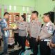Kapolres Tapsel, AKBP Yasir Ahmadi, diwakili Kasi Humas, AKP Maria Marpaung, beserta rombongan Anjangsana dalam rangka perayaan Natal saat menyerahkan buah-buahan dan tali asih ke personel yang sedang sakit, Aiptu Indra Kusniadi Situmorang