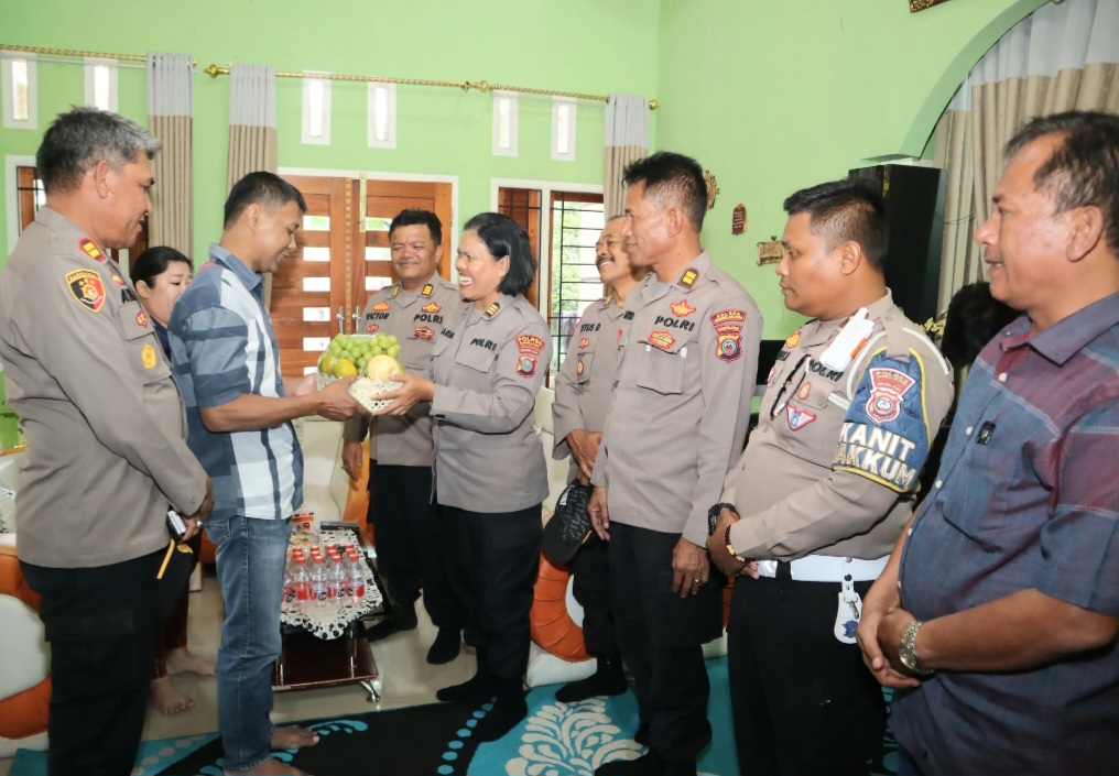 Kapolres Tapsel, AKBP Yasir Ahmadi, diwakili Kasi Humas, AKP Maria Marpaung, beserta rombongan Anjangsana dalam rangka perayaan Natal saat menyerahkan buah-buahan dan tali asih ke personel yang sedang sakit, Aiptu Indra Kusniadi Situmorang