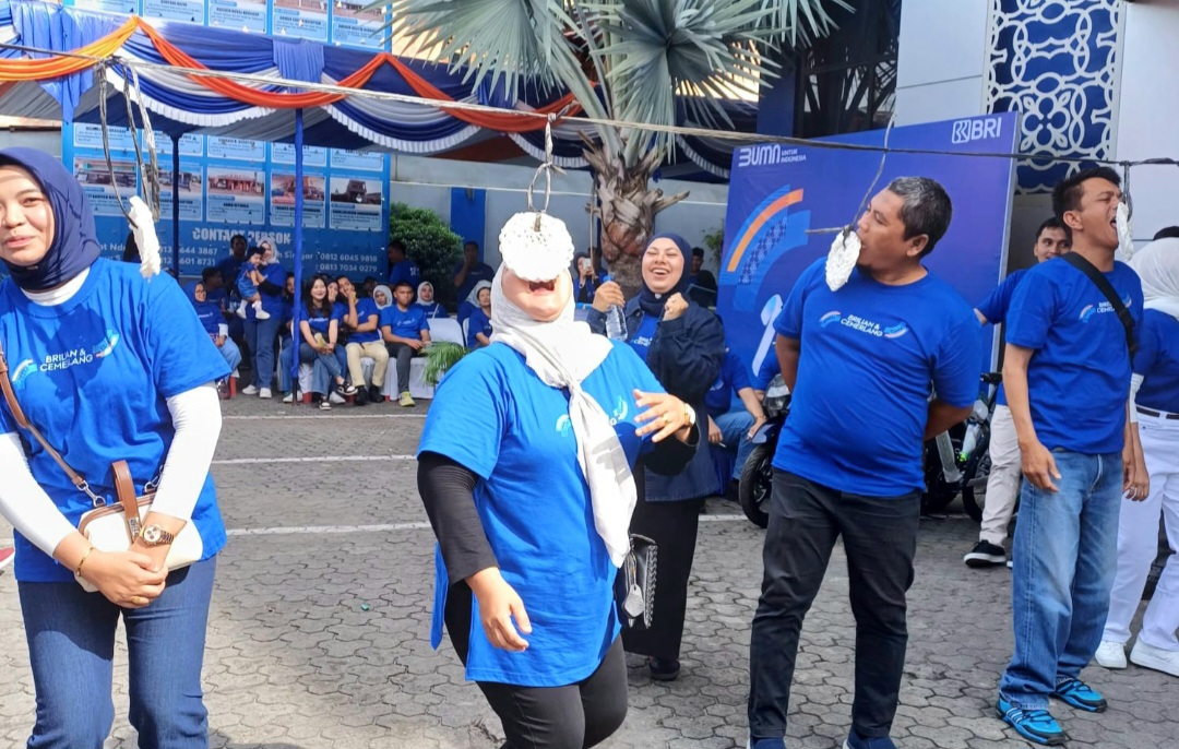Kemeriahan kalangan keluarga dan karyawan BRI Cabang dan Unit di Padangsidimpuan saat mengikuti perlombaan makan kerupuk dalam rangka memperingati HUT ke-129