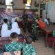 Danramil 01/Batang Toru, Kapten Inf H Sirait, dan anggota saat membagikan makanan bergizi gratis ke siswa SD Muhammadiyah No.100725 Kabupaten Tapanuli Selatan