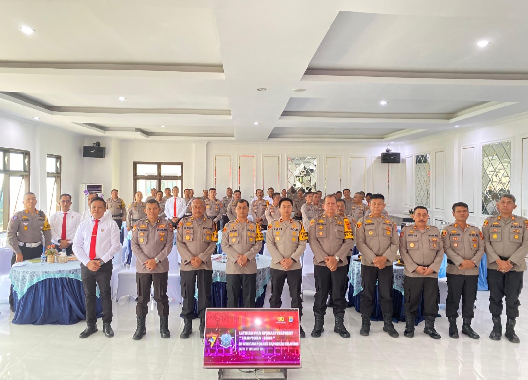 Kapolres Tapsel, AKBP Yasir Ahmadi, didampingi Waka Polres, Kompol Rapi Pinakri, beserta PJU, dan personel lainnya, berfoto bersama usai Lat Pra Ops Lilin Toba 2024