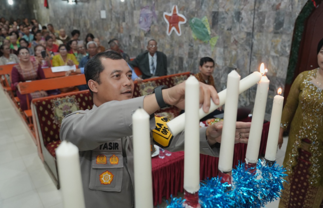 Kapolres Tapsel, AKBP Yasir Ahmadi, saat menyalakan lilin pada perayaan Natal keluarga besar Polres Tapsel