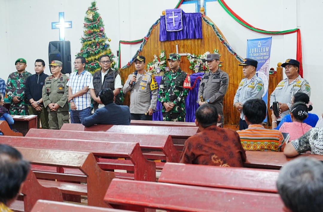 Kapolres Tapsel, AKBP Yasir Ahmadi, bersama segenap unsur Forkopimda mengucapkan selamat Natal dan Tahun Baru di Gereja HKBP Resort Simarpinggan