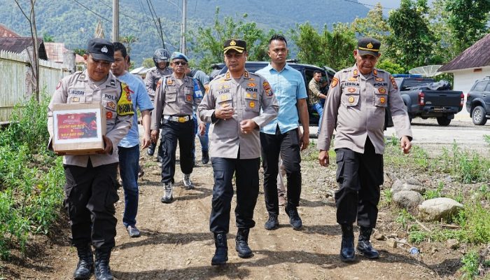 Berbagi Kasih, Kapolres Tapsel Serahkan Bingkisan Natal ke Lansia