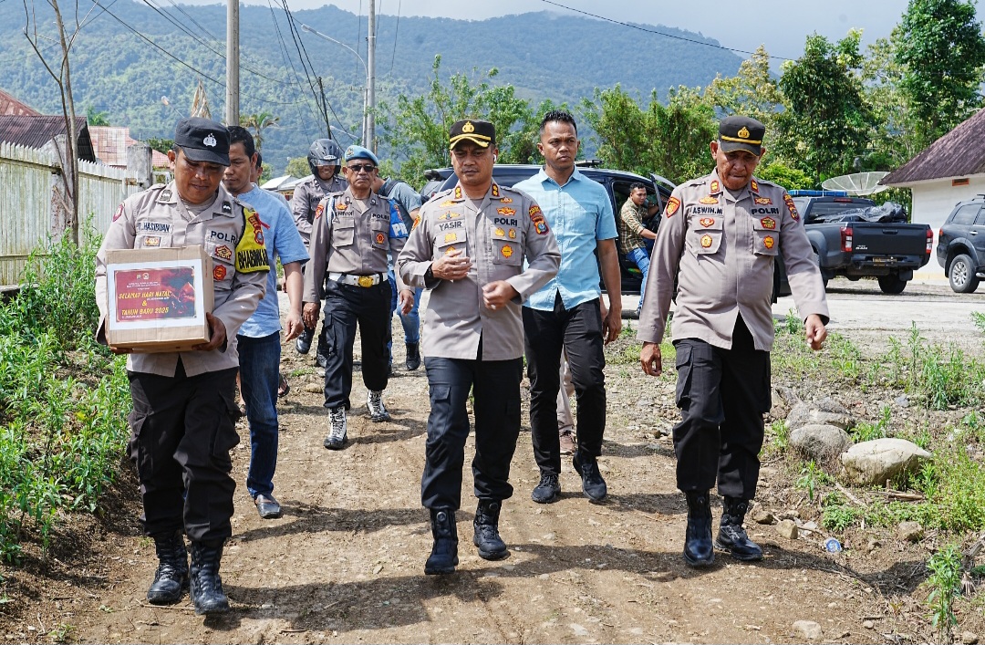 Kapolres Tapsel, AKBP Yasir Ahmadi, saat menyerahkan bingkisan Natal kepada masyarakat Lansia dan yang menderita sakit