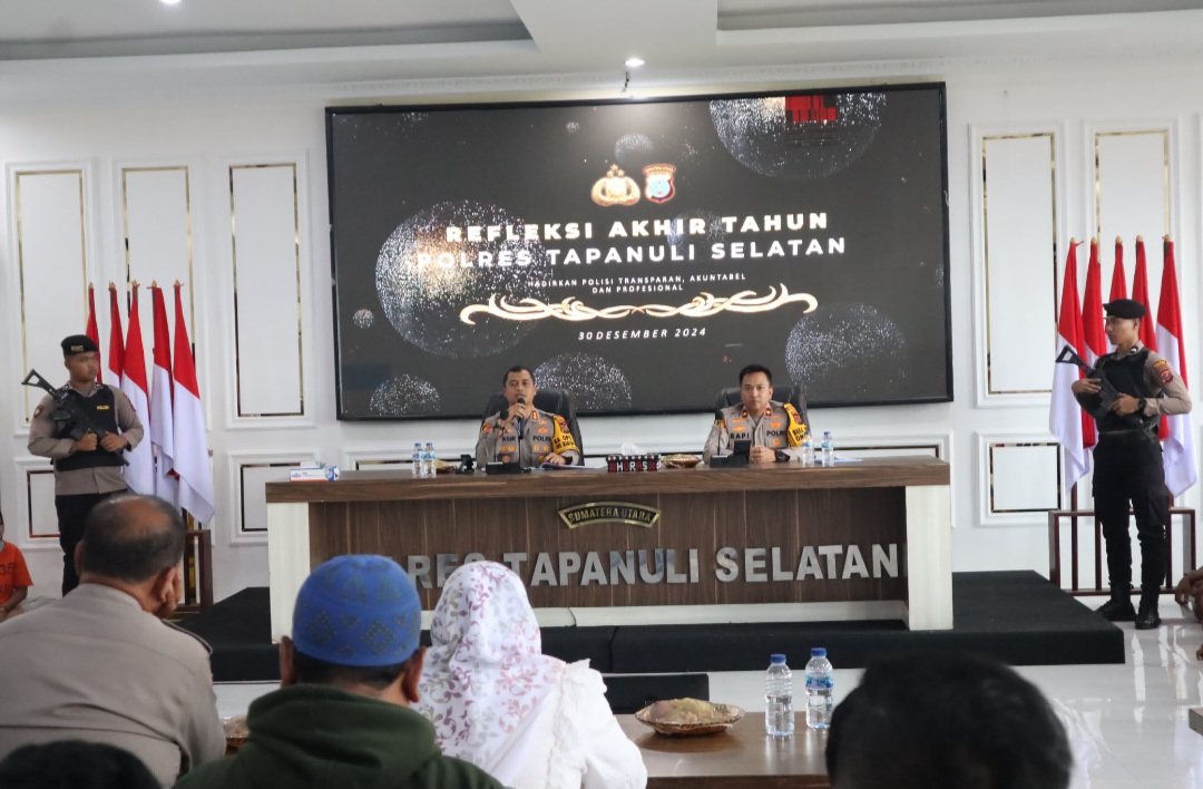 Kapolres Tapsel, AKBP Yasir Ahmadi, didampingi Waka Polres, Kompol Rapi Pinakri, saat memimpin gelaran konferensi pers dalam rangka refleksi akhir tahun kinerja jajaran sepanjang 2024