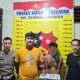 Tersangka terduga pelaku pencurian berinisial, AS, saat menunjukkan 8 paket kecil ganja yang ditemukan dari dalam celana dalamnya usai diamankan Polsek Batang Angkola