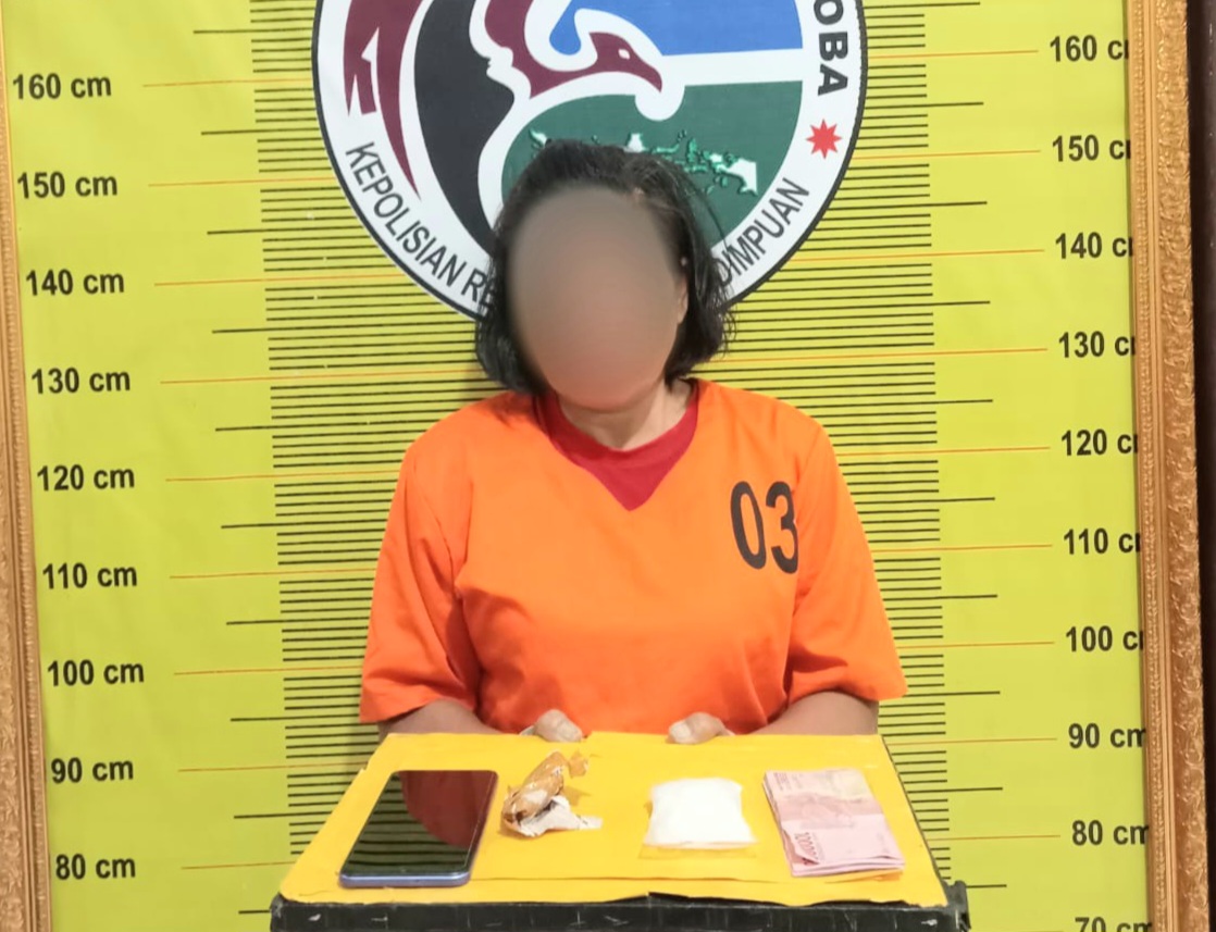 Seorang mamak-mamak yang nekad 'gendong' sabu dari Kota Tanjung Balai ke Padangsidimpuan berinisial, EI, saat menunjukkan barang bukti yang diduga sabu usai ditangkap Tim Opsnal Sat Resnarkoba