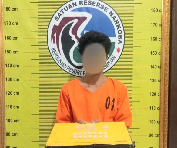 Seorang pria pengangguran yang diduga menjadi pengedar sabu berinisial, AAS, saat menunjukkan barang bukti usai ditangkap Tim Opsnal Sat Resnarkoba Polres Padangsidimpuan