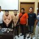 Kedua pria berinisial, LSR dan IH berikut barang bukti narkotika jenis sabu usai diamankan Kanit Reskrim Polsek Dolok, Ipda Maraden Hutabarat (paling kiri), bersama Tim Opsnal
